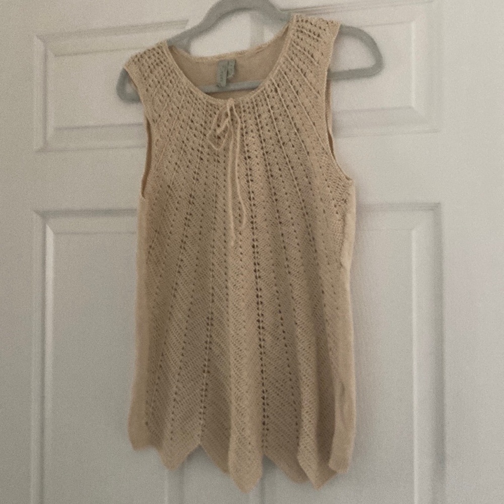 Sleeveless  crocheted top in medium